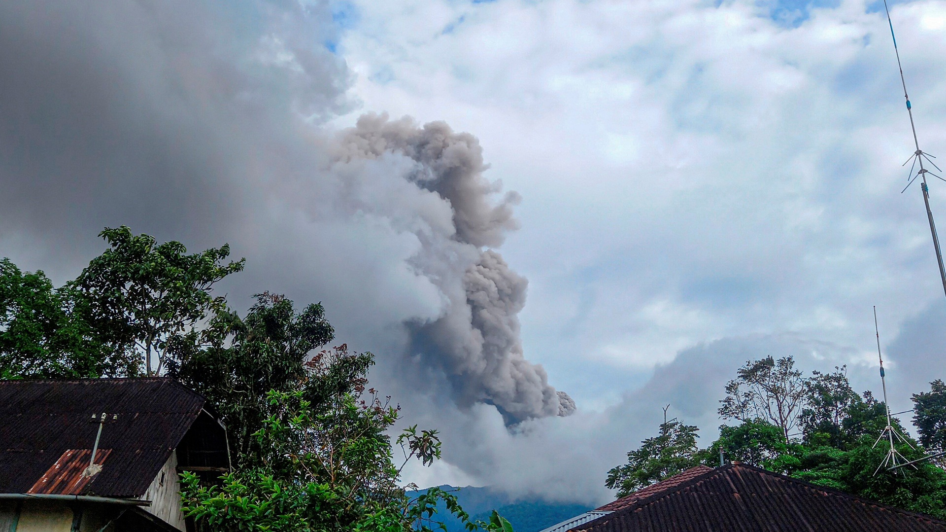 Ινδονησία: Τουλάχιστον 11 νεκροί ορειβάτες από έκρηξη ηφαιστείου – Αγνοούνται άλλοι 12-1