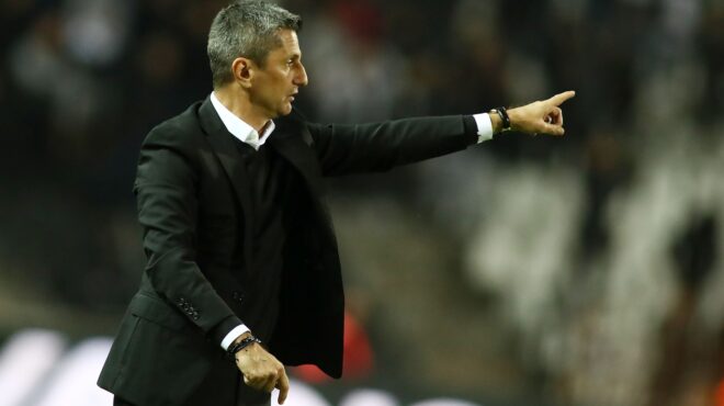 παοκ-ο-λουτσέσκου-υπογράφει-την-παρασ-562800973