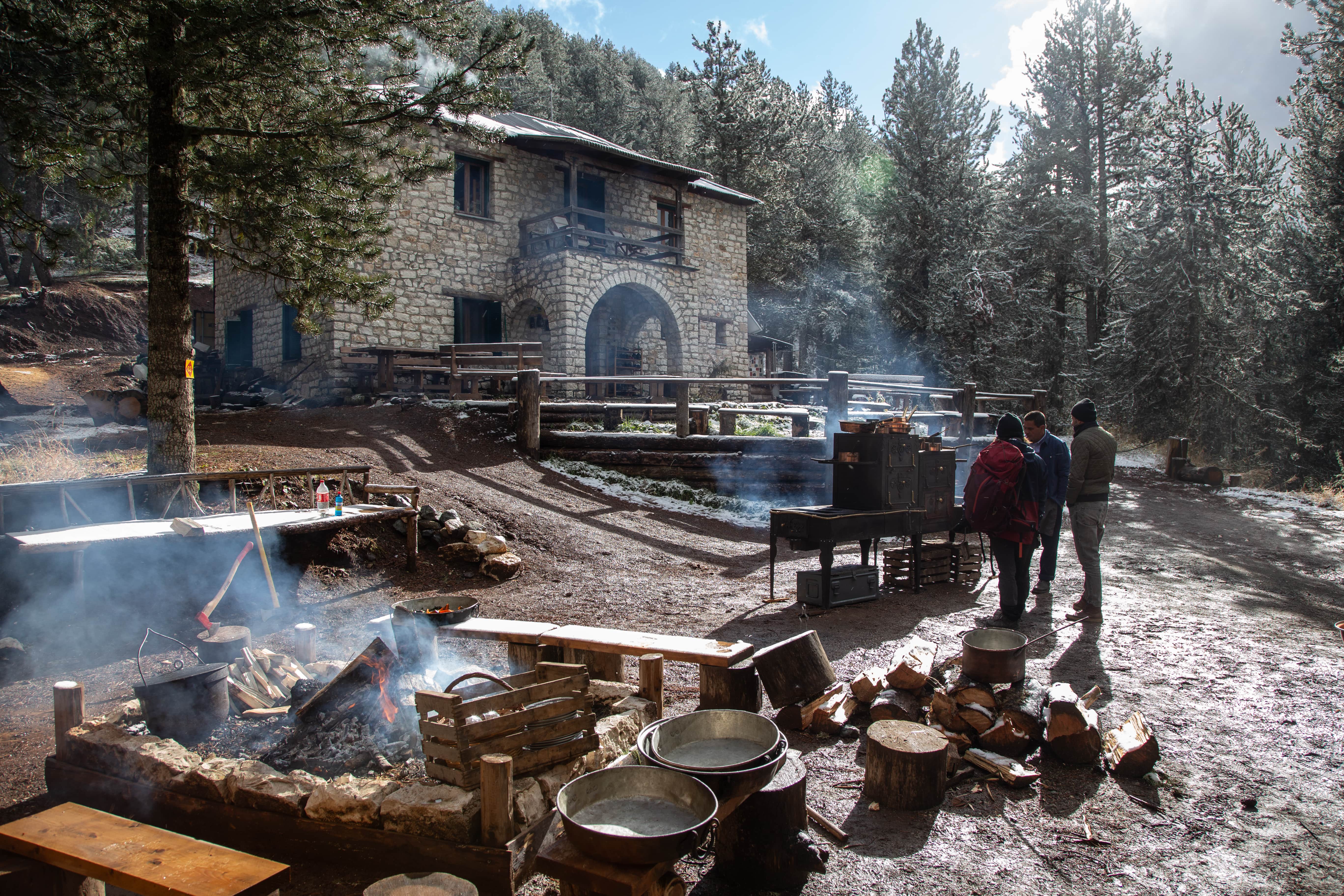 Μαγειρεύοντας προβατίνα στο καταφύγιο του Σμόλικα-3