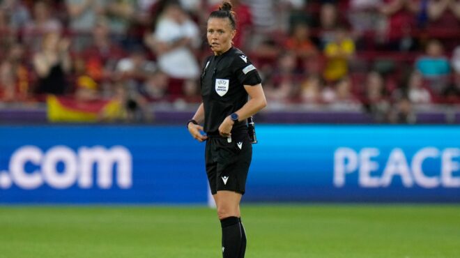 premier-league-γουέλς-η-πρώτη-γυναίκα-διαιτητής-π-562782913