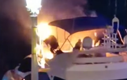 βόλος-φωτιά-σε-σκάφος-στην-παραλία-από-562801351