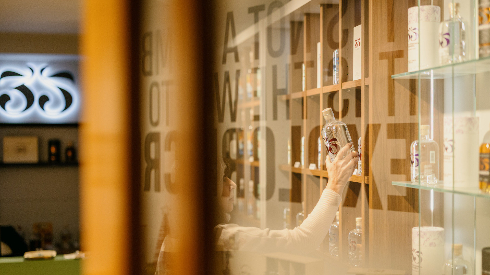 Στοά Μπολάνη: Βόλτα σε μια μικρή σκεπαστή γειτονιά ντυμένη γιορτινά-1