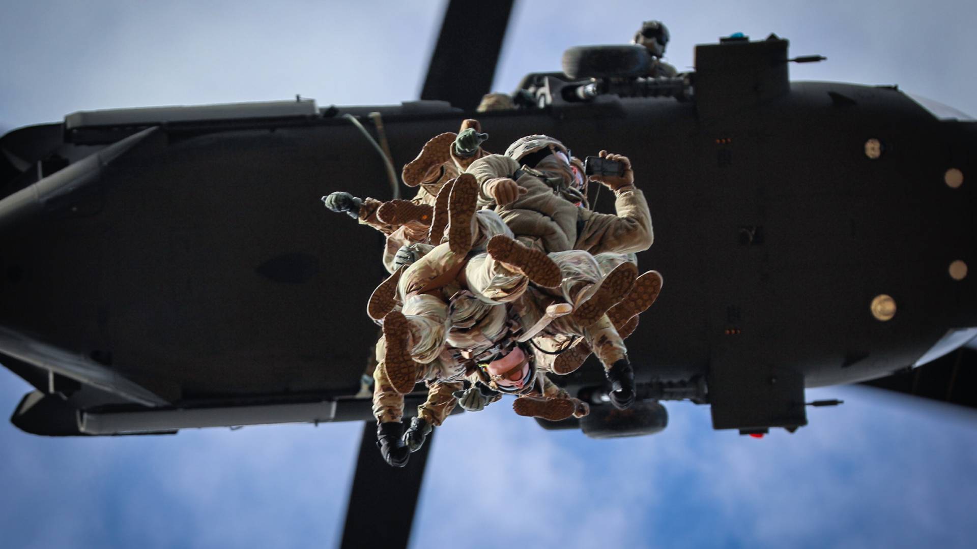 Explainer: Τι φέρνει η έγκριση του Στέιτ Ντιπάρτμεντ για τα ελικόπτερα Blackhawk;-2