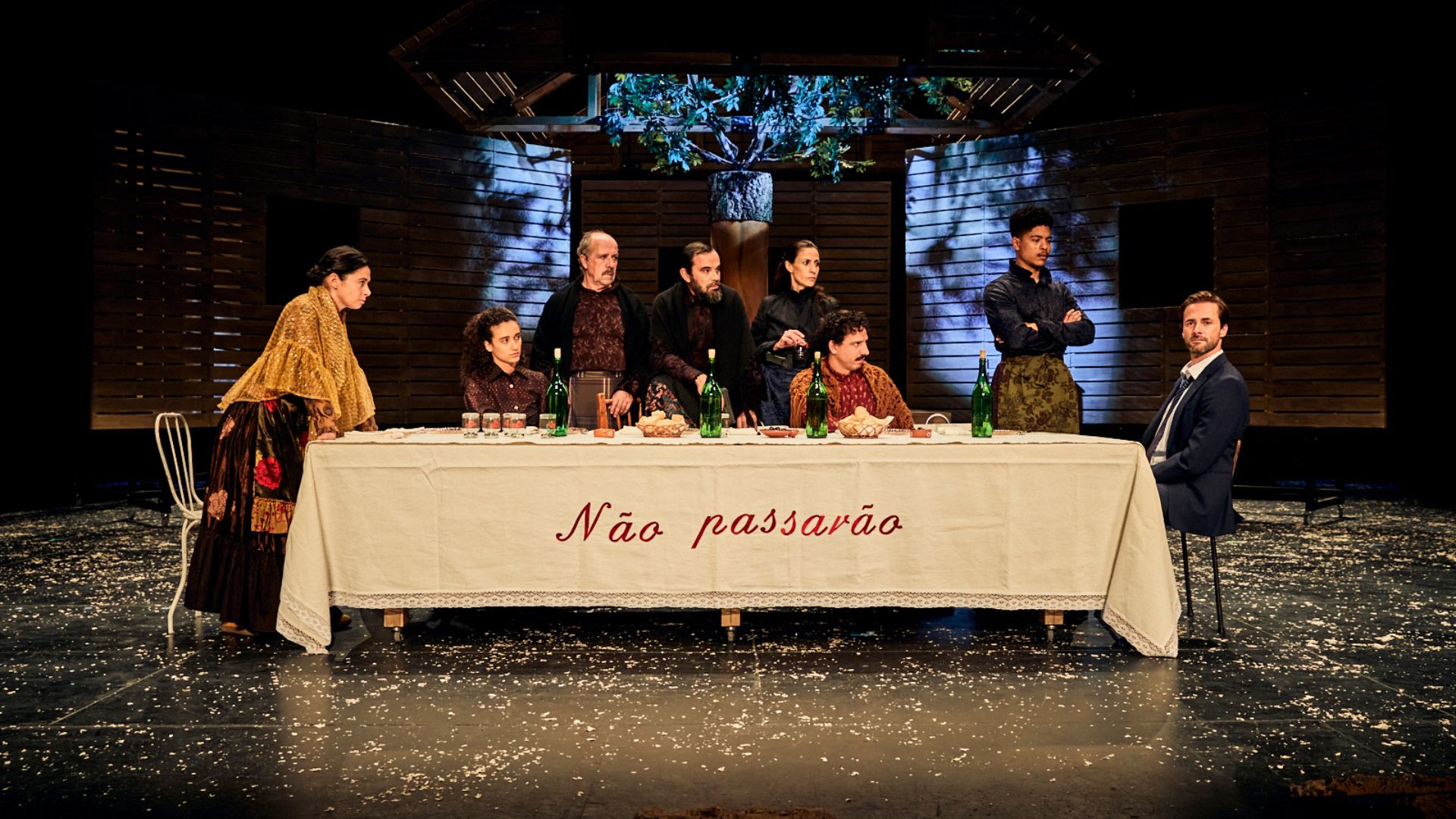 Είδαμε την παράσταση που έφερε τα πάνω-κάτω στη Στέγη-1