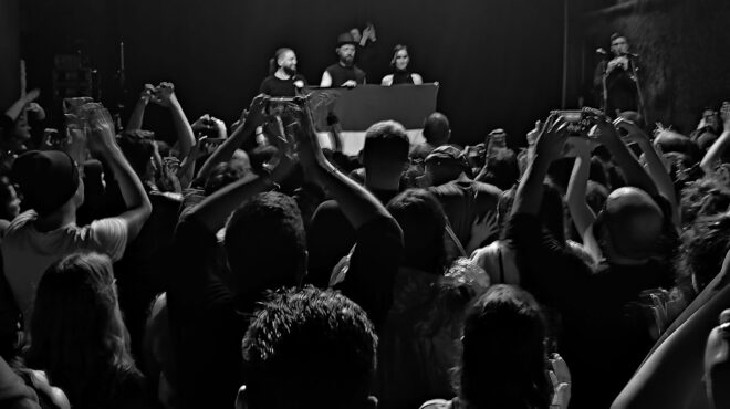 αν-τα-πάρτι-μάς-κάνουν-να-αισθανόμαστε-562759723