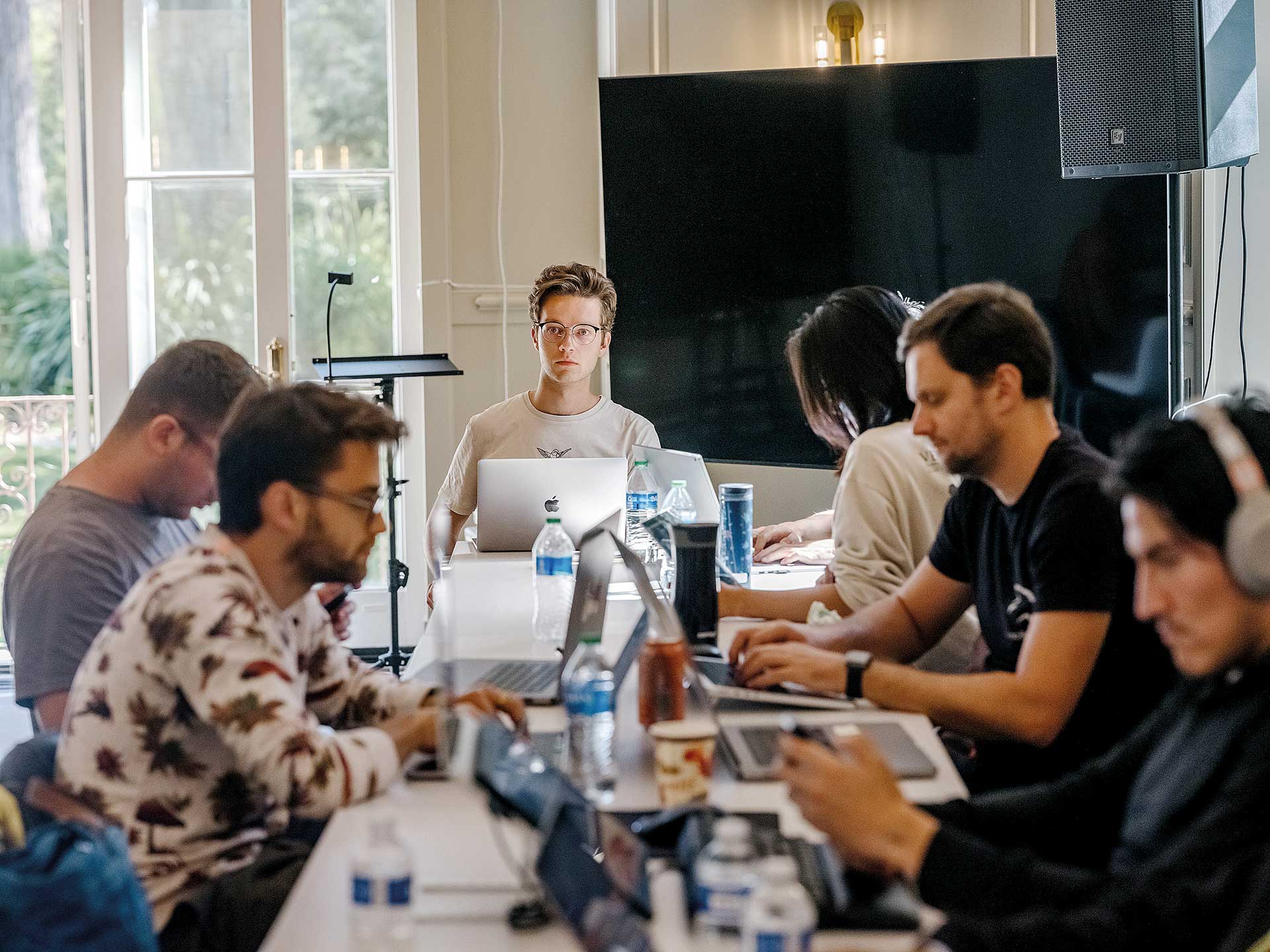 Μέσα σε μία hi-tech έπαυλη που θυμίζει φοιτητικό κοιτώνα-4