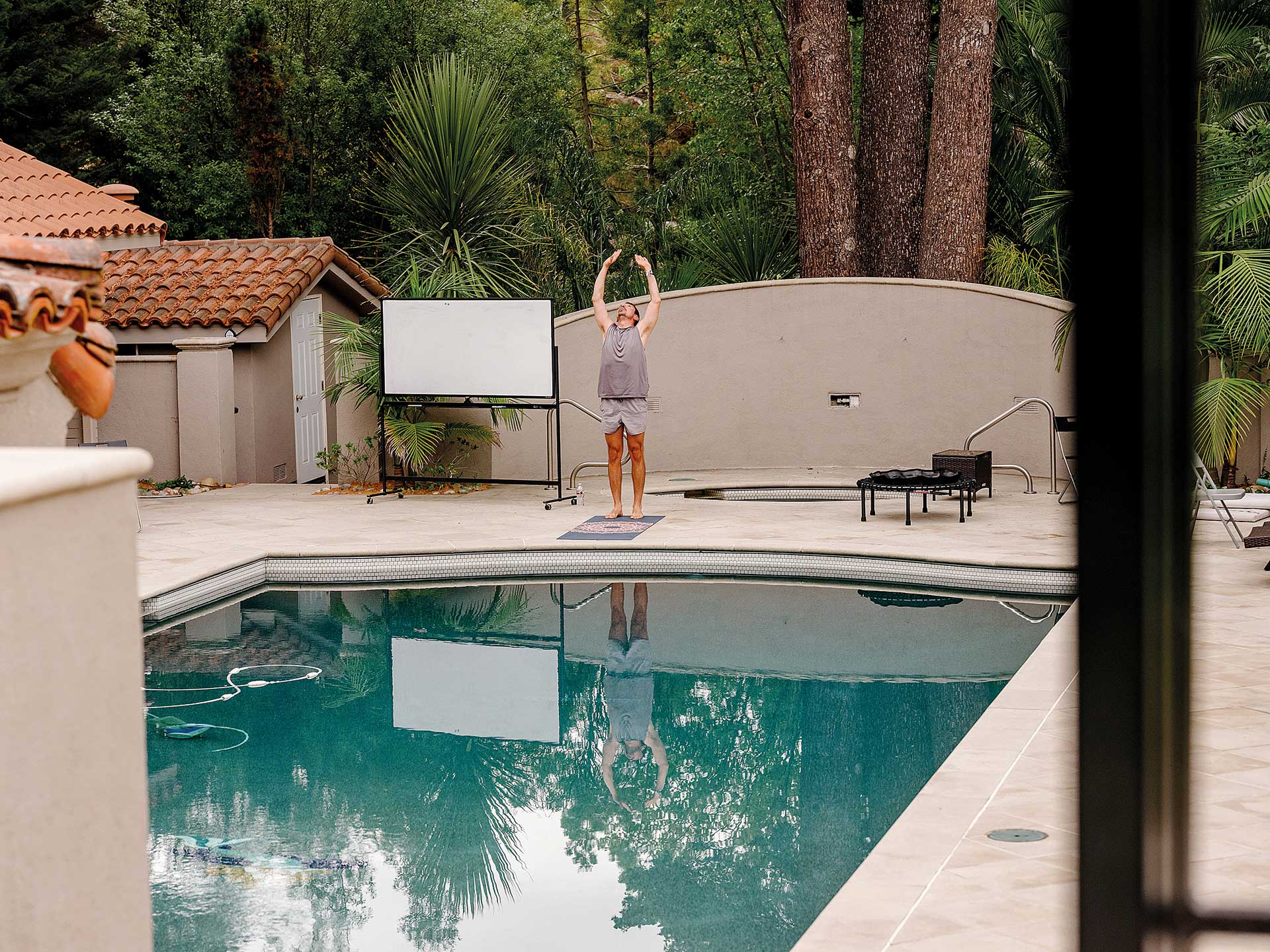 Μέσα σε μία hi-tech έπαυλη που θυμίζει φοιτητικό κοιτώνα-5