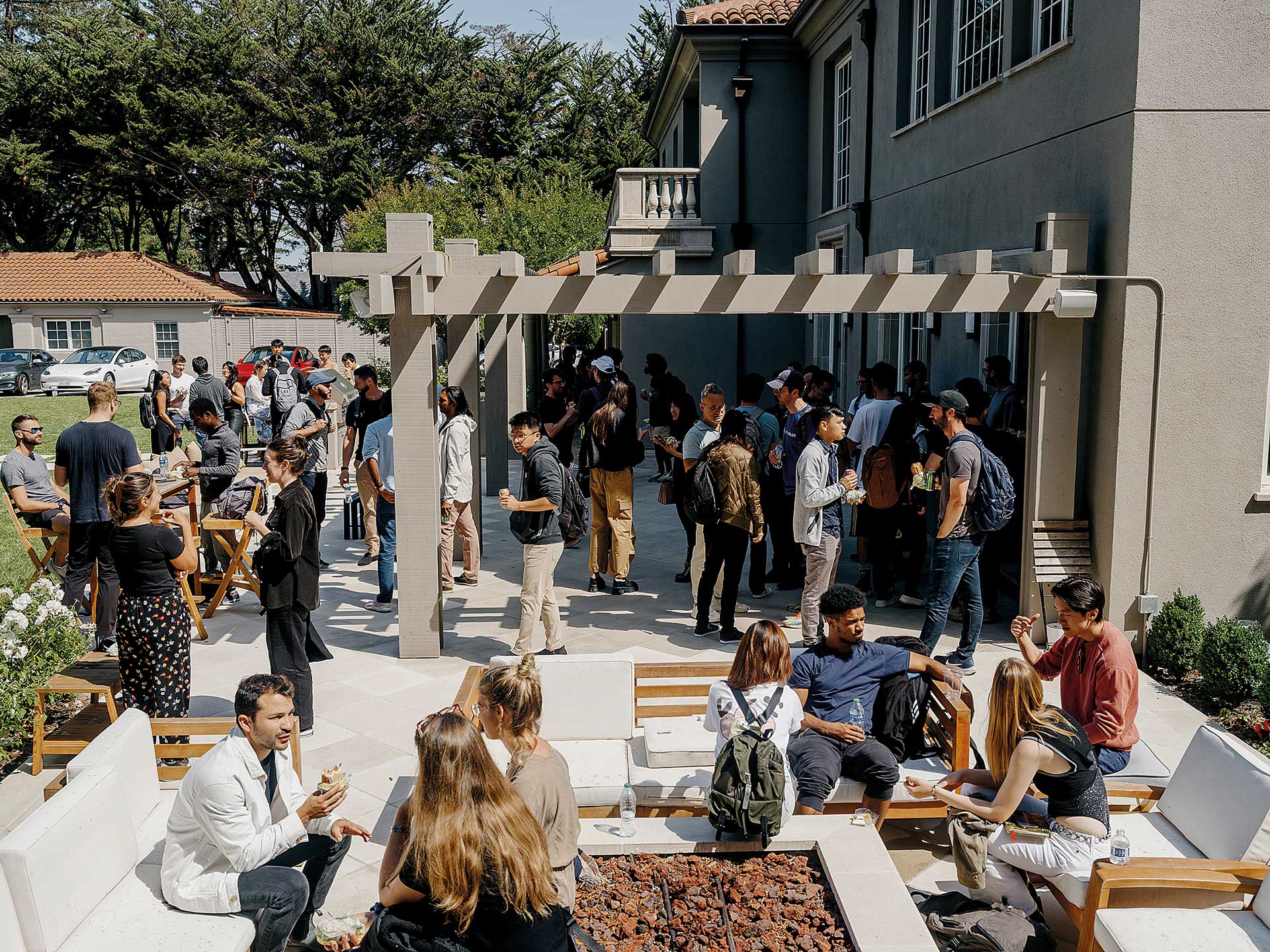 Μέσα σε μία hi-tech έπαυλη που θυμίζει φοιτητικό κοιτώνα-7