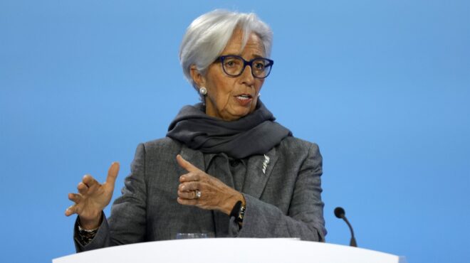 εκτ-αμετάβλητα-τα-επιτόκια-βλέπει-υπο-562784263