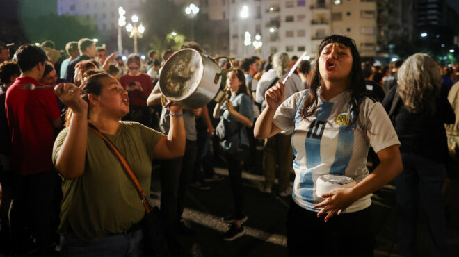 πρώτες-διαδηλώσεις-κατά-της-λιτότητα-562794955