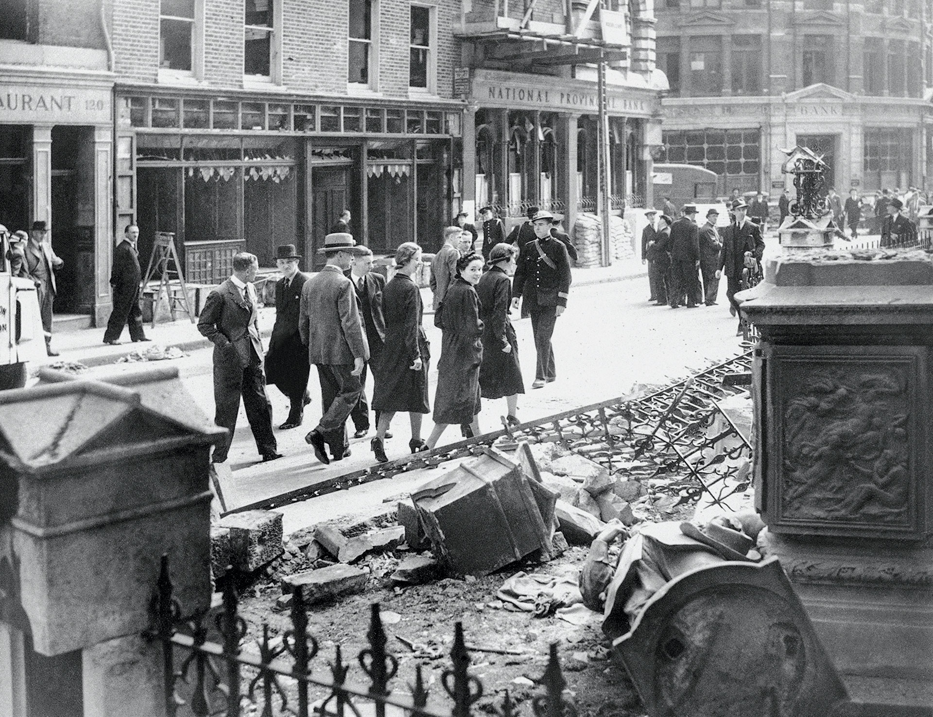 Η μάχη της Αγγλίας – Σφοδραί επιδρομαί-21