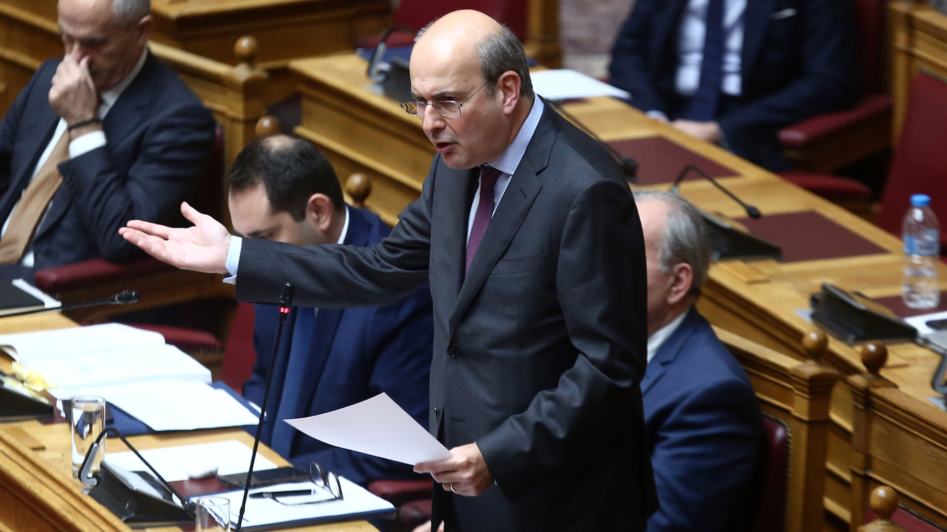 Μετωπική με αφορμή τον προϋπολογισμό-1