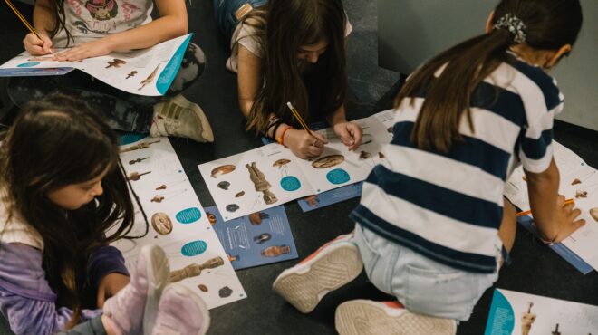 ενας-εξωγήινος-στο-μουσείο-562774252