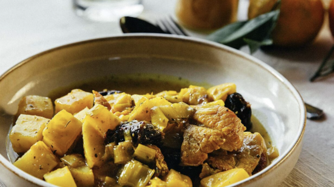 χοιρινό-με-πράσα-και-δαμάσκηνα-562763755