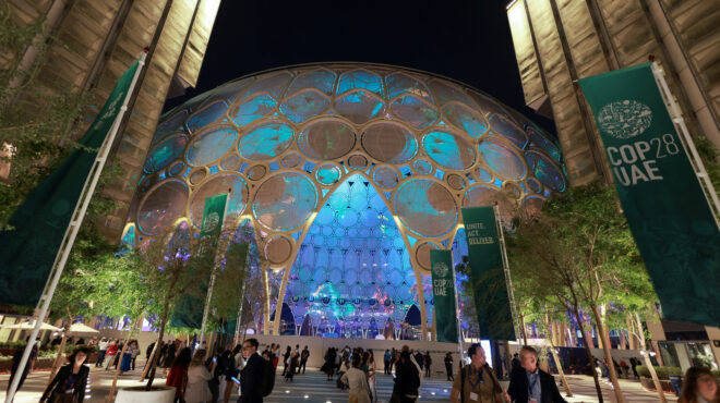 ο-ελέφαντας-στη-σύνοδο-ποιος-θα-φιλο-562767397