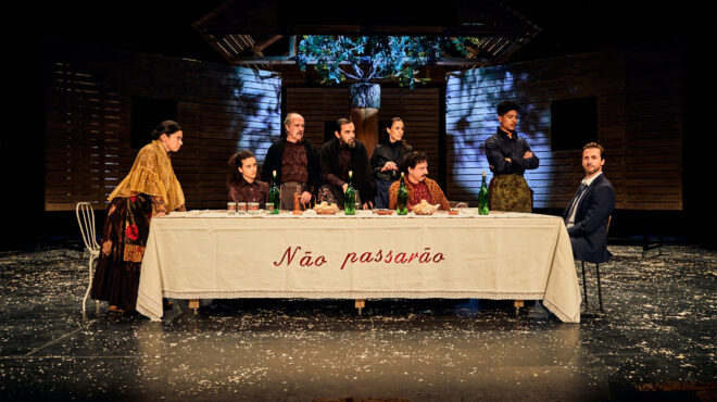 h-παράσταση-για-τον-φασισμό-που-διχάζει-562769737