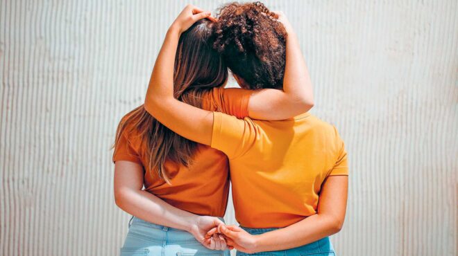 δύο-φίλες-και-τα-συντρίμμια-ενός-πολέμ-562785292