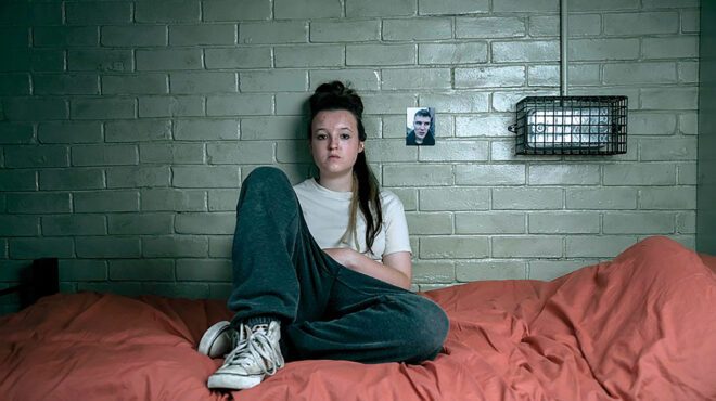 η-βρετανική-σειρά-που-ρίχνει-φως-στη-σκ-562806157