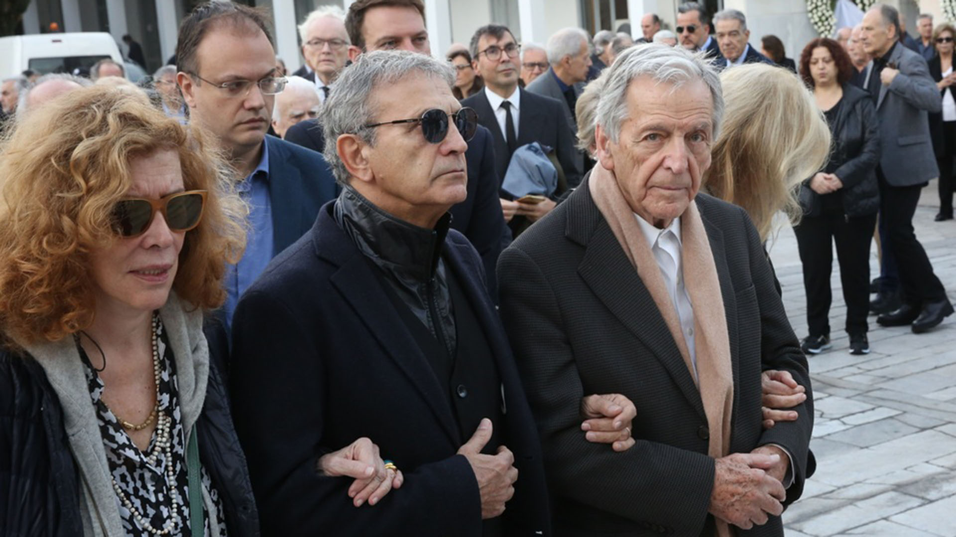 Συγκίνηση στο τελευταίο «αντίο» στον Βασίλη Βασιλικό – Φωτογραφίες-1