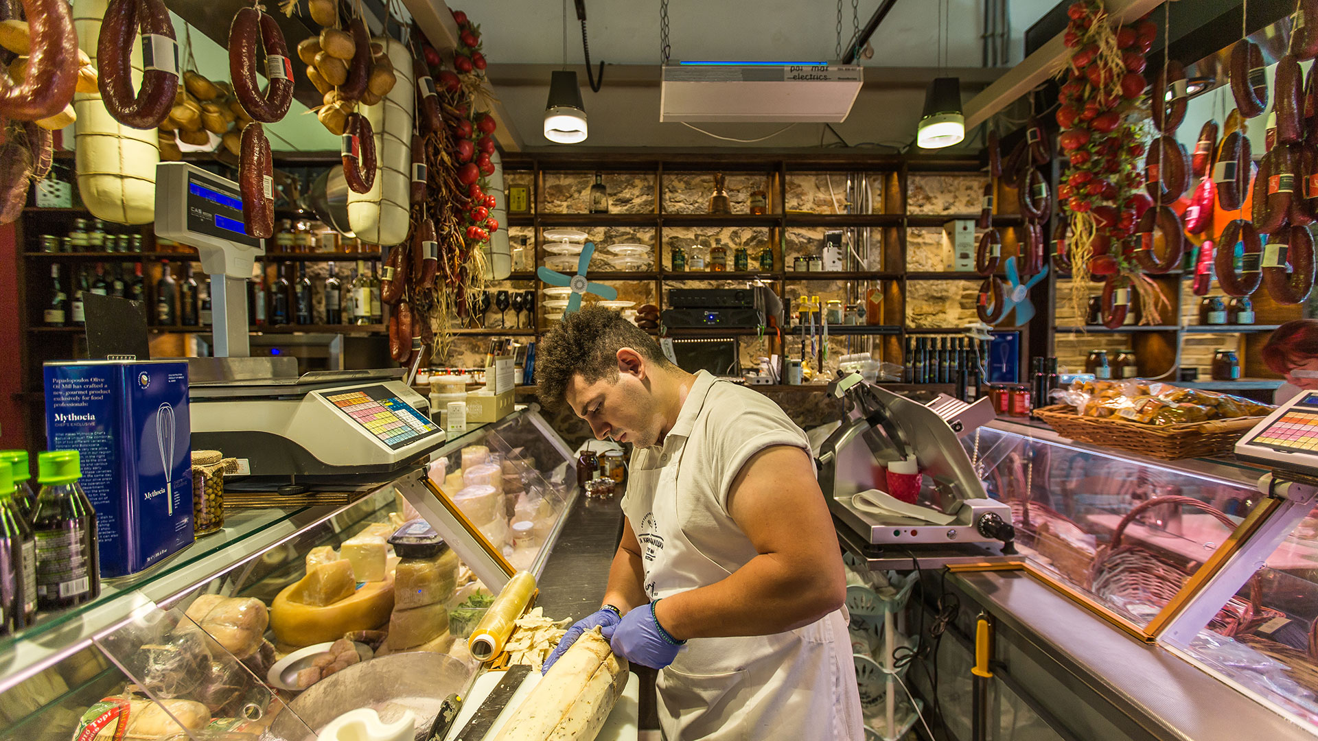 Ραντεβού στο τυράδικο: Σε αυτά τα 12 μαγαζιά βρήκαμε τα πιο ωραία τυριά για τις γιορτές-1