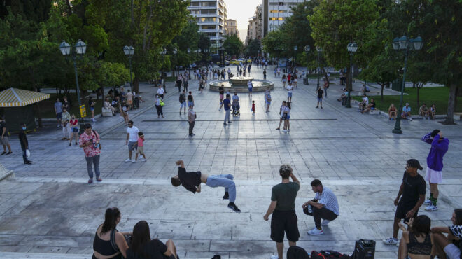 η-ελλάδα-σε-ένα-μόνιμο-εκκρεμές-562762273