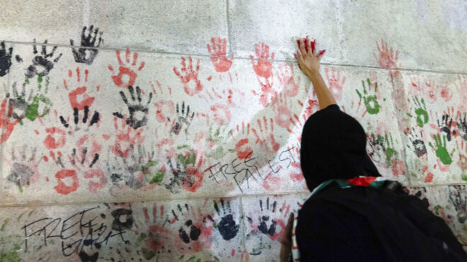 ποιος-υπερασπίζεται-ποιους-562775236