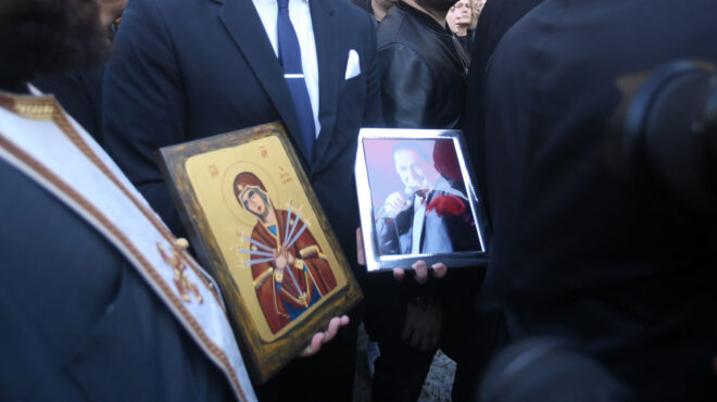 στις-12-το-μεσημέρι-η-ταφή-του-βασίλη-καρ-562801525