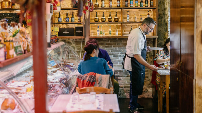 ψυρρή-γιατί-επιστρέφουμε-για-φαγητό-κ-562769197