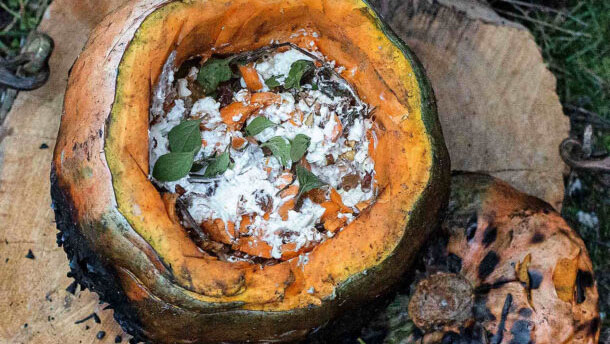 κολοκύθα-ολόκληρη-ψητή-γεμιστή-με-κατ-562762381