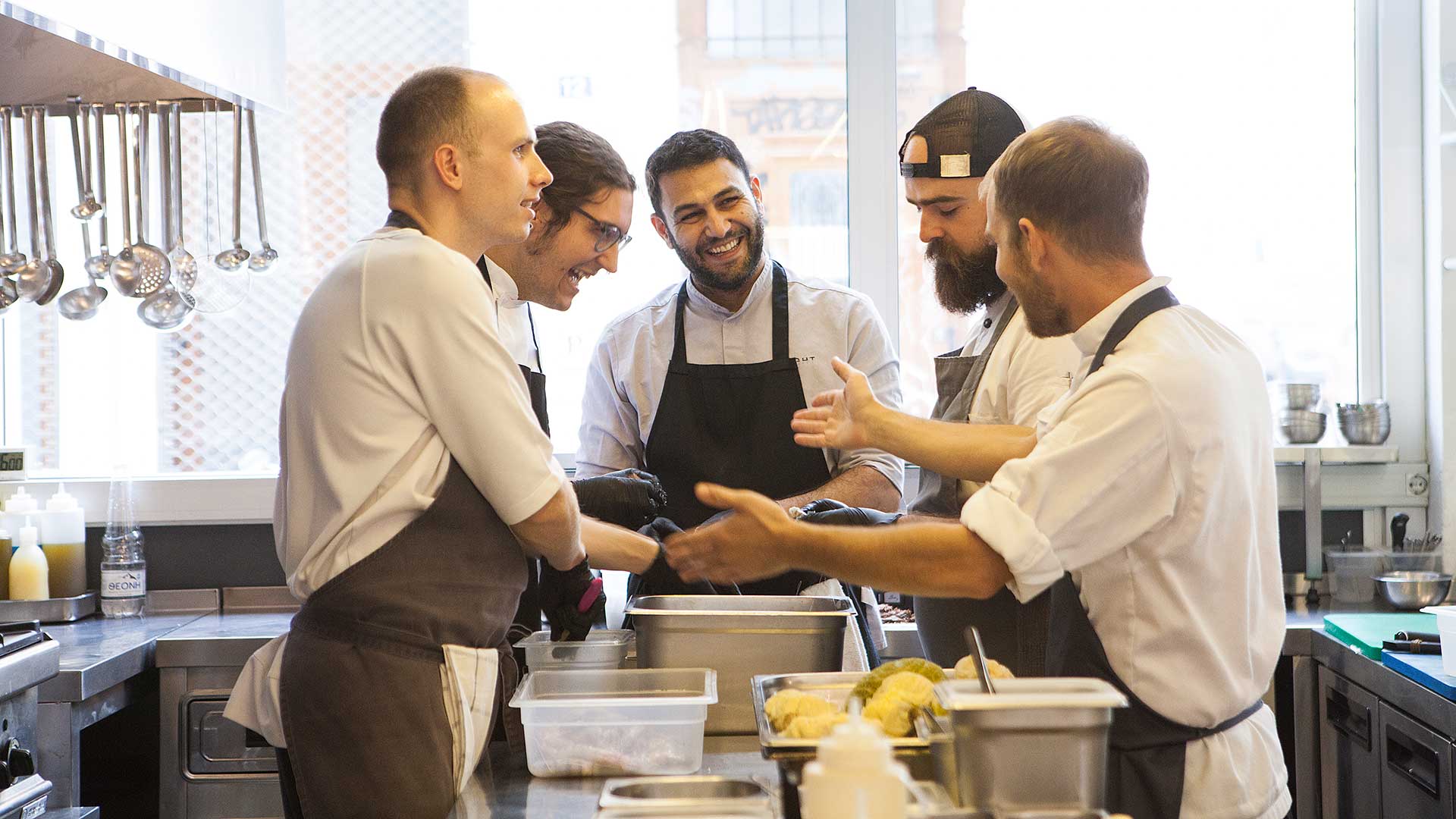 Φαγητό μετά το θέατρο: 8 κουζίνες στην Αθήνα που κλείνουν αργά την αυλαία-9