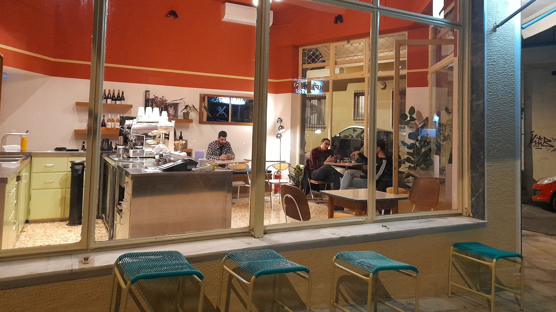 Το Mellem δεν είναι ούτε καφέ ούτε wine bar, είναι λίγο και απ’ τα δύο-1