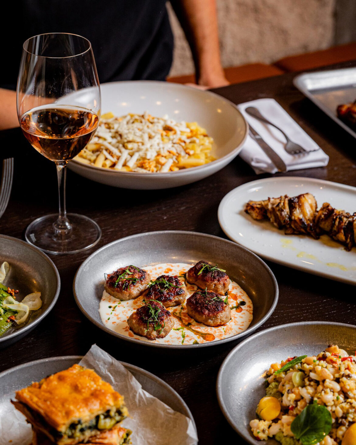 Φαγητό μετά το θέατρο: 8 κουζίνες στην Αθήνα που κλείνουν αργά την αυλαία-4