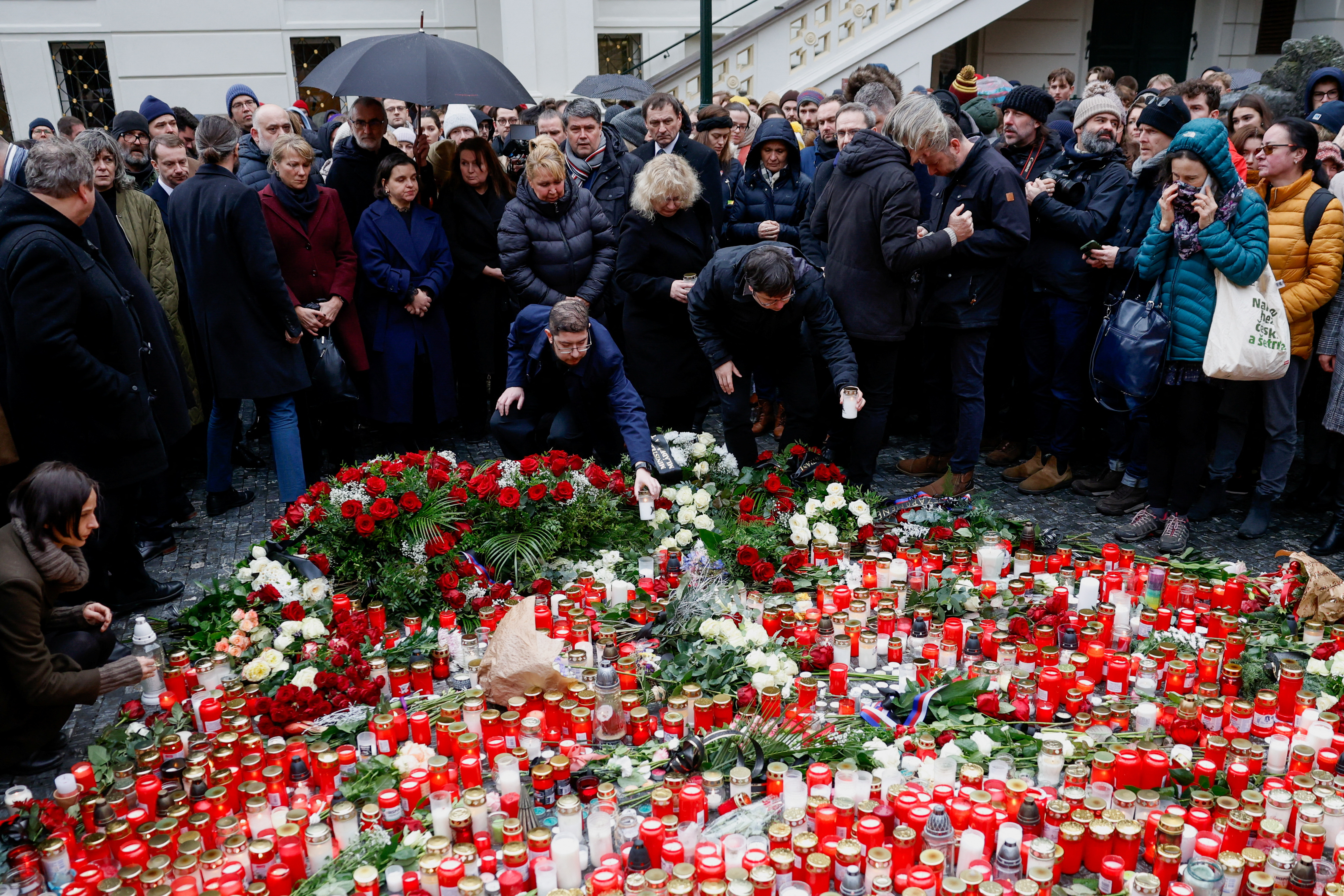 Πράγα: «Ο δράστης αυτοκτόνησε» ενώ βρισκόταν σε αστυνομικό κλοιό – Βίντεο από την επιχείρηση-1