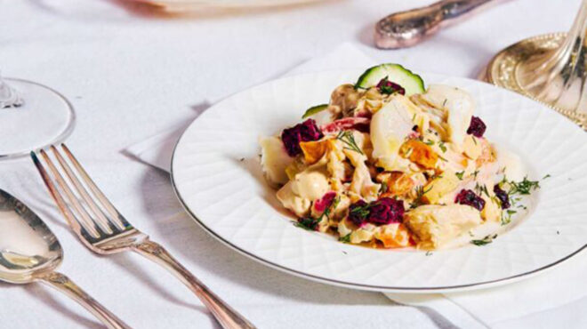 αθηναϊκή-σαλάτα-με-ψητά-λαχανικά-και-φ-562781842