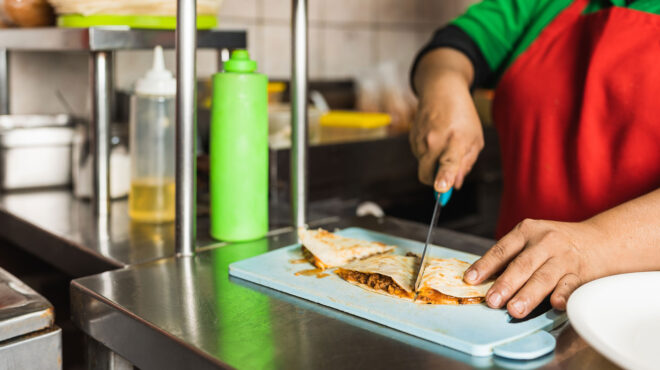 δικαστική-απόφαση-eργασία-σε-εστιατόρ-562768411