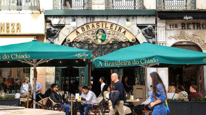 λισαβόνα-πίνοντας-καλό-και-φτηνό-καφέ-562806010