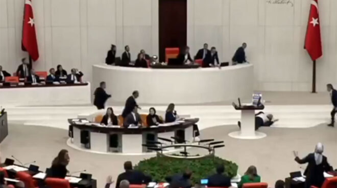 τουρκία-βουλευτής-κατέρρευσε-μέσα-στ-562779085