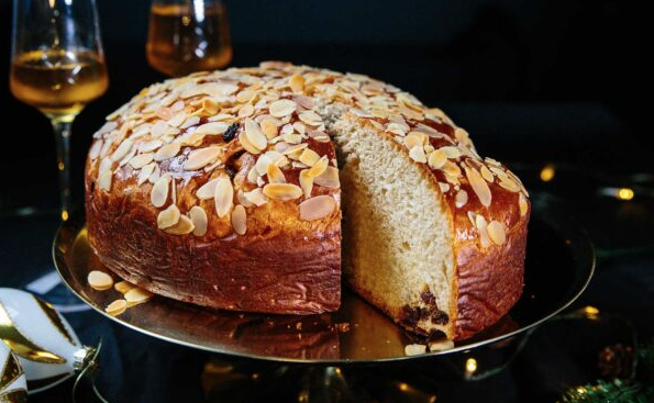 πολίτικη-βασιλόπιτα-τσουρέκι-562808341