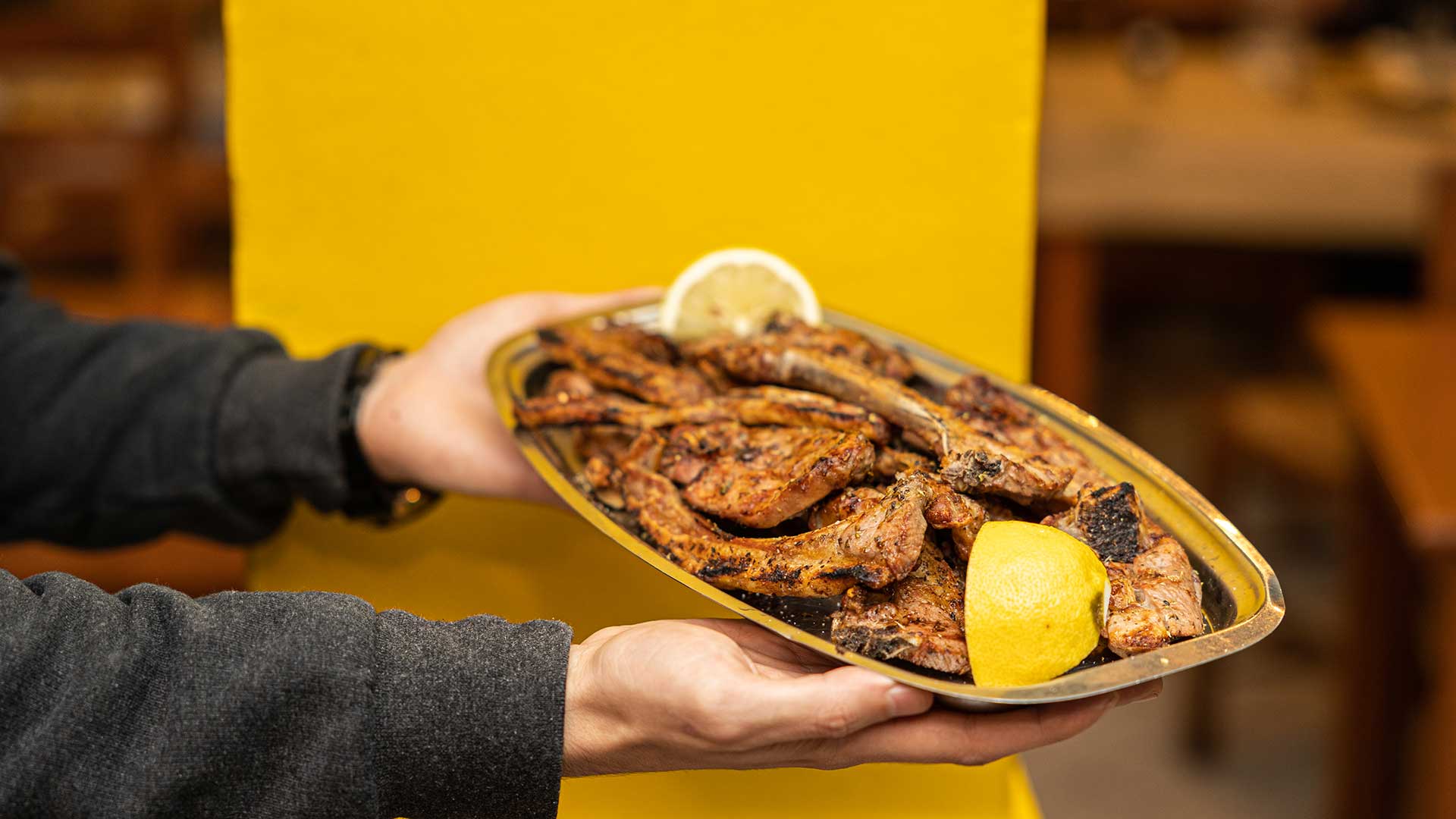 Κερατσίνι: Ιστορικά σουβλατζίδικα, αιωνόβια κουτούκια και ψάρια από την ιχθυόσκαλα-3