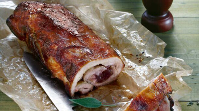 χοιρινό-ρολό-γεμιστό-με-δαμάσκηνα-562775707