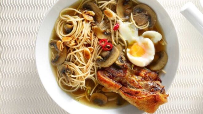 ράμεν-ασιατική-σούπα-με-χοιρινό-νουντ-562821709