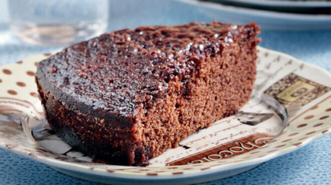 βραστό-κέικ-σοκολάτας-μαλακό-και-ζουμ-562845661