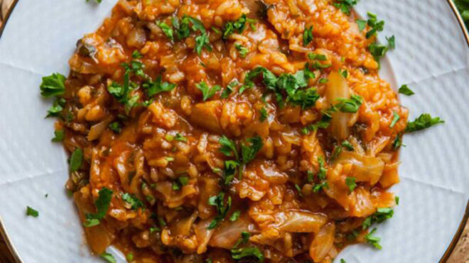 λαχανόρυζο-κοκκινιστό-και-ελαφρώς-λε-562811890