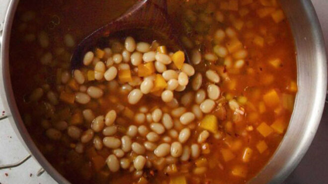 ηπειρώτικη-φασολάδα-με-δυόσμο-και-ρίγ-562818043