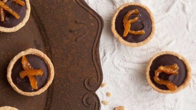 ταρτάκια-σοκολάτας-με-μαρμελάδα-πορτ-562854154