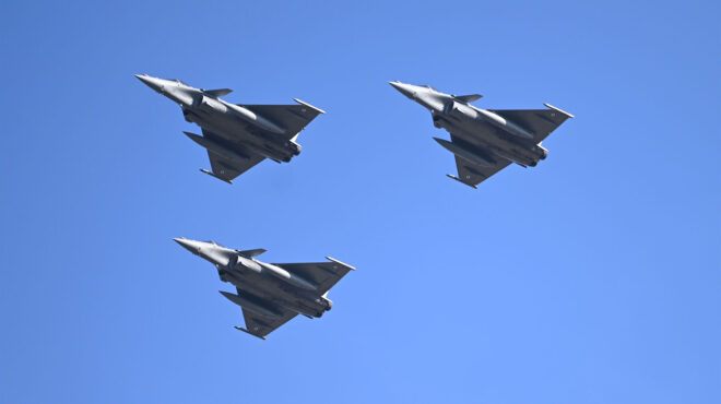 εντός-και-εκτός-η-μεσανατολική-τουρνέ-562835731