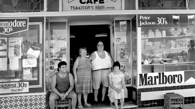 i-elliniki-oikogeneia-piso-apo-ta-xakoysta-ntonats-tis-neas-yorkis-562812223