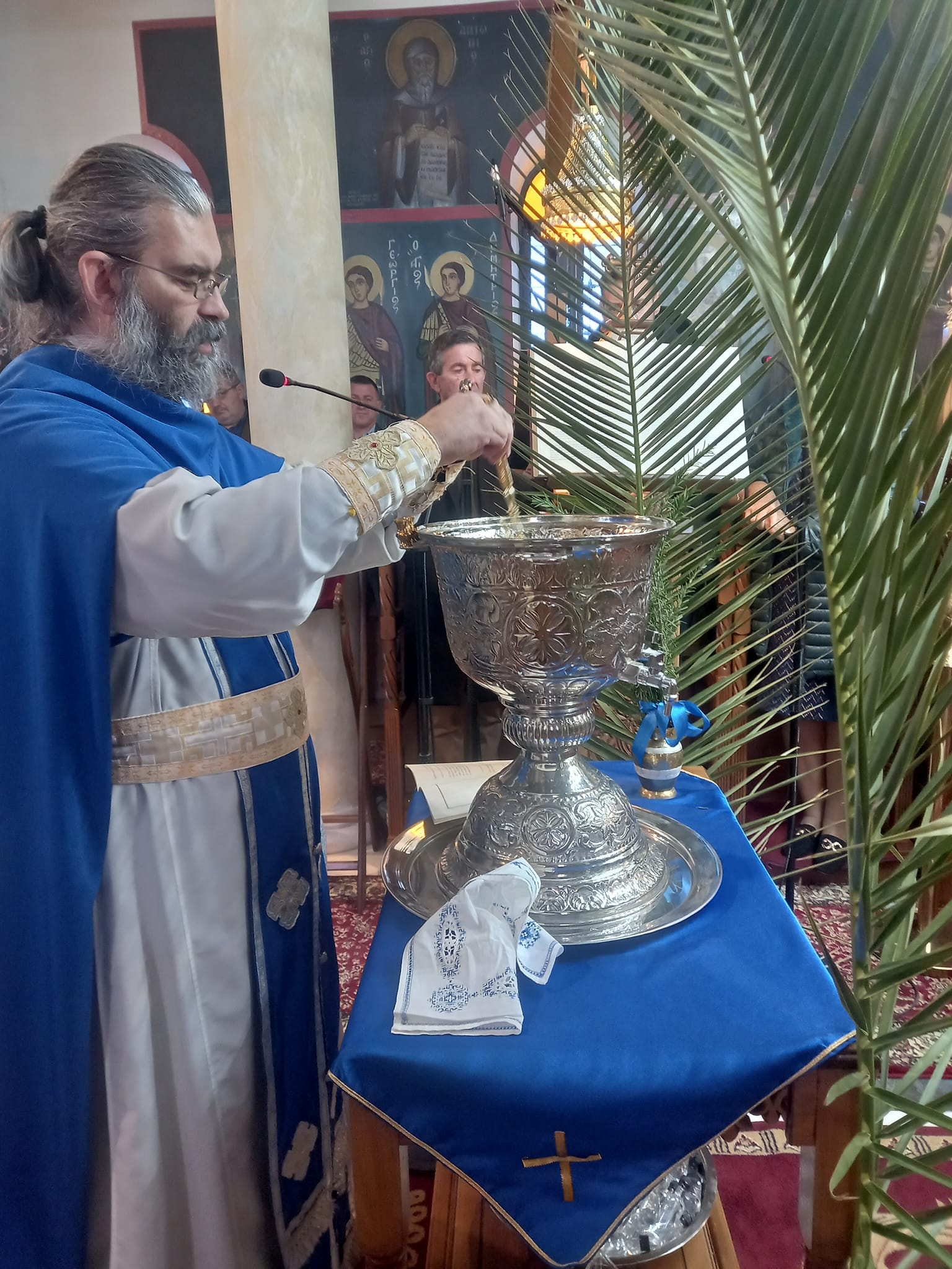 Το πρωί αστυνομικός, το βράδυ ιερέας-1