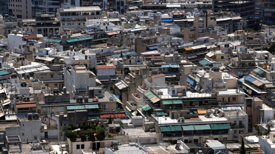 με-την-πλάτη-στον-τοίχο-αγοραστές-και-ε-562856917