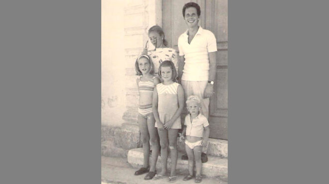 αιμιλία-γερουλάνου-αποχαιρετίζοντα-562847902